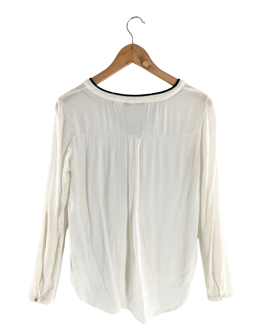 Blusa con embones en contraste